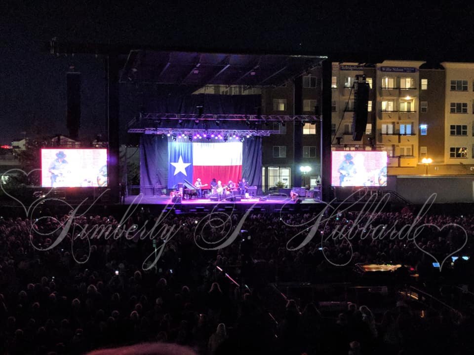 Willie Nelson & Family Onstage